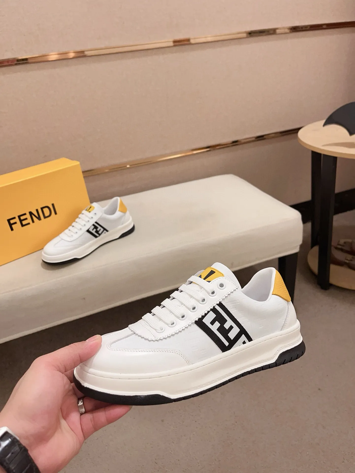 Men's shoes💰: 400💰[Fendi] Fendi's latest casual shoes for men! Available at counters simultaneously! A one-to-one replica of the original. All imported official website one-to-one cowhide fabric. The interior is made of top-grade sheepskin, and the original factory-supplied rubber outsole is used. Leading new fashion concepts. Matching code: 38-44. (can be customized for 45 non-refundable)